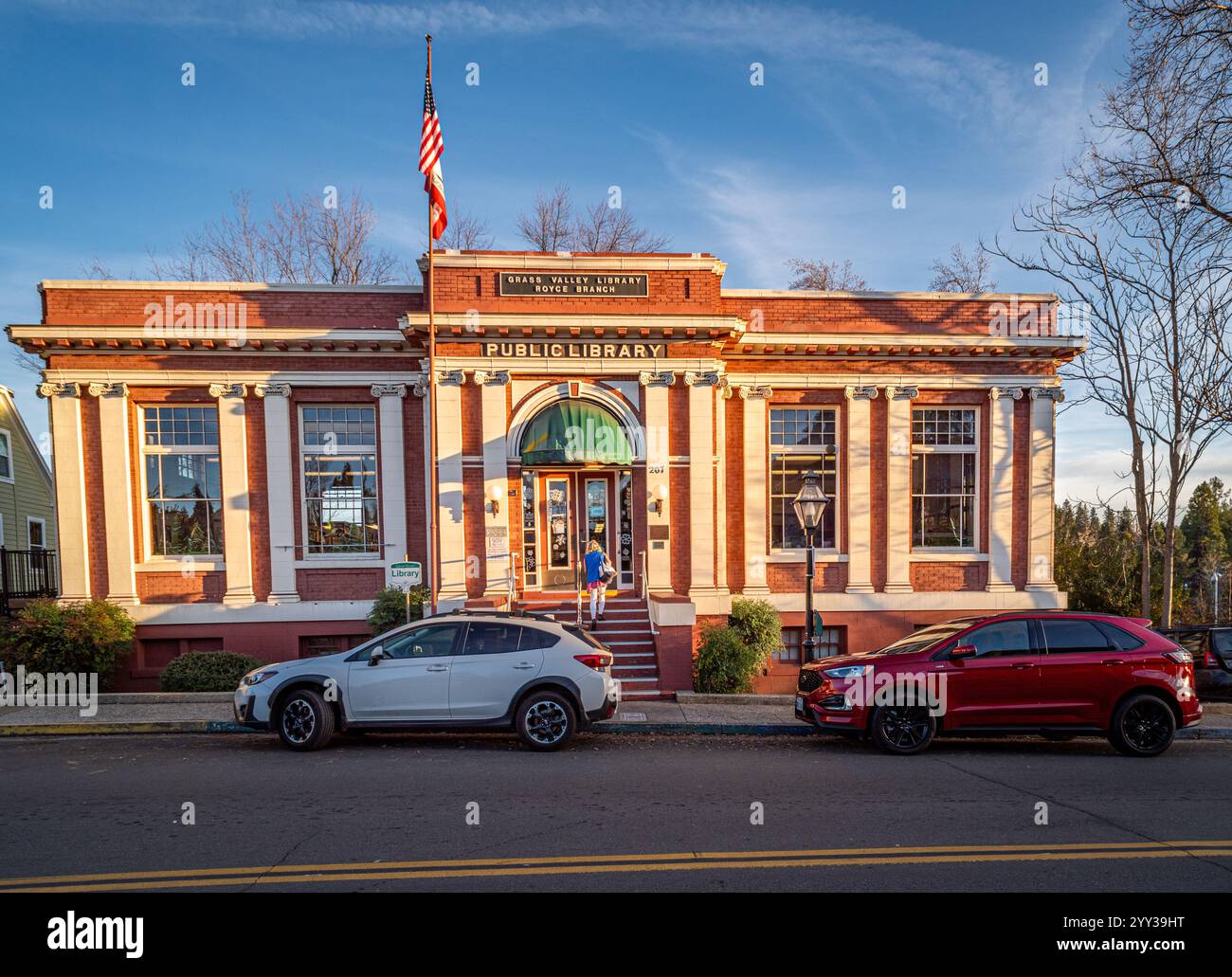 Ein Patron betritt die Royce Branch Bibliothek im historischen Stadtzentrum. Es ist eine Carnegie-Bibliothek und steht im National Register of Historic Place. Stockfoto