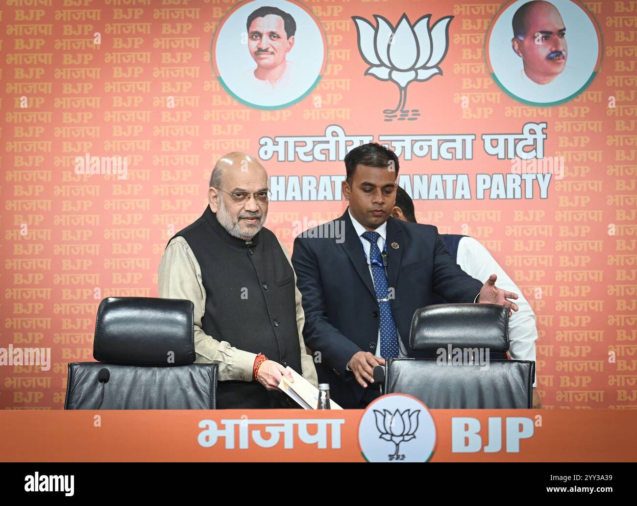 Neu-Delhi, Indien. Dezember 2024. NEW DELHI, INDIEN – 18. DEZEMBER: Der Innenminister der Union Amit Shah trifft am 18. Dezember 2024 in New Delhi, Indien, auf einer Pressekonferenz im Hauptquartier der BJP ein. Der Innenminister der Union, Amit Shah, startete während einer Pressekonferenz in Delhi einen scharfen Angriff auf den Kongress und beschuldigte die Oppositionspartei, die Äußerungen im Parlament verzerren zu wollen und eine Anti-Ambedkar-Haltung einzunehmen. (Foto: Sanchit Khanna/Hindustan Times/SIPA USA) Credit: SIPA USA/Alamy Live News Stockfoto