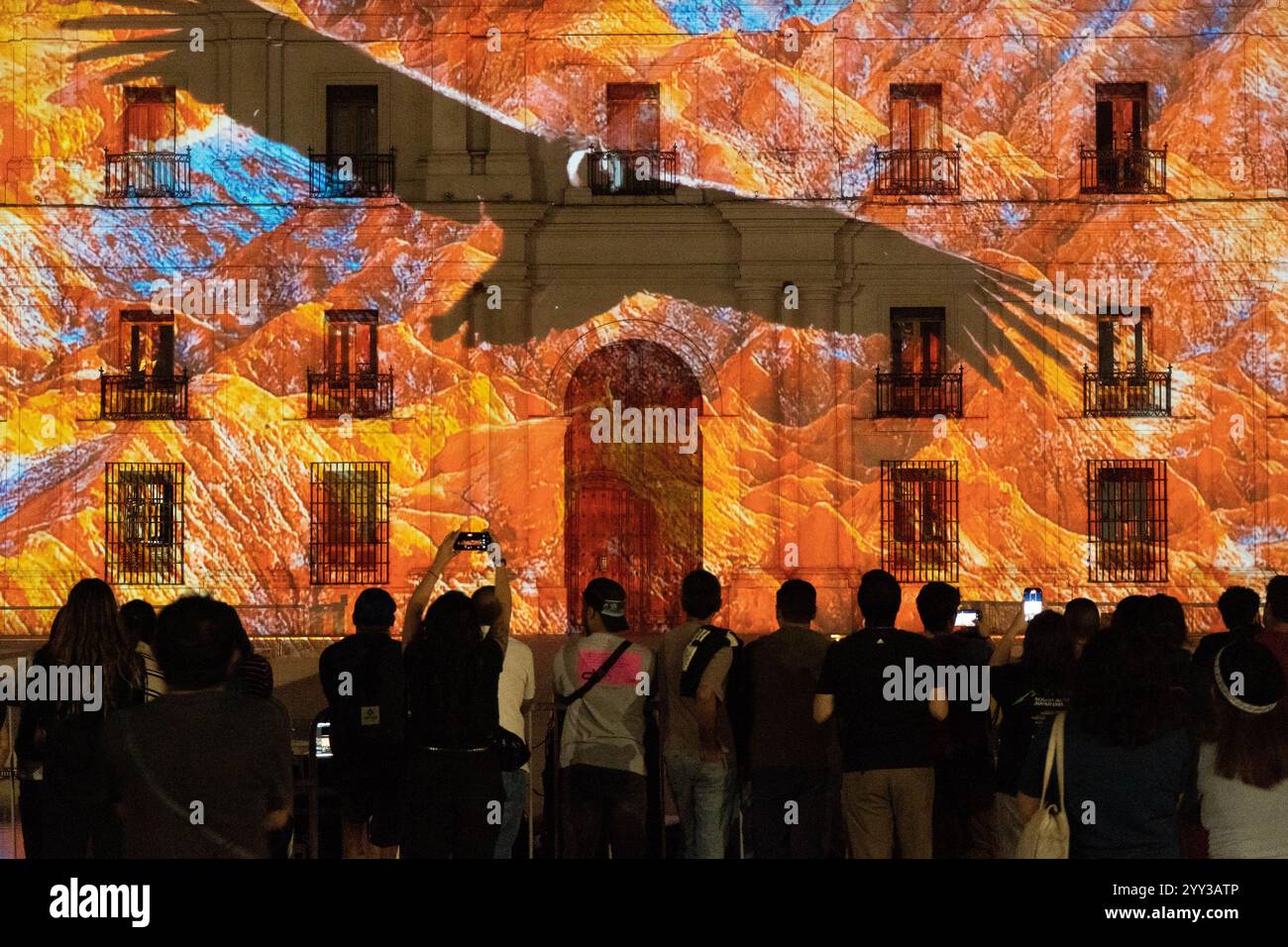 Santiago, Santiago, Chile. Dezember 2024. Eine 3D-Lichtshow beleuchtet Chiles Präsidentenpalast La Moneda und projiziert Bilder der wichtigsten Touristenziele des Landes in Santiago. (Kreditbild: © Matias Basualdo/ZUMA Press Wire) NUR REDAKTIONELLE VERWENDUNG! Nicht für kommerzielle ZWECKE! Stockfoto