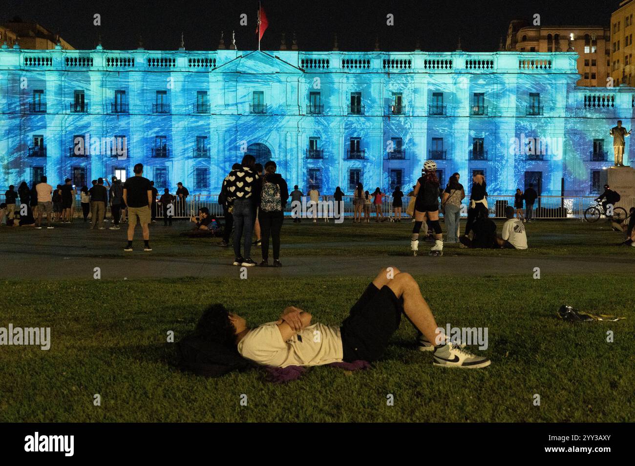 Santiago, Santiago, Chile. Dezember 2024. Eine 3D-Lichtshow beleuchtet Chiles Präsidentenpalast La Moneda und projiziert Bilder der wichtigsten Touristenziele des Landes in Santiago. (Kreditbild: © Matias Basualdo/ZUMA Press Wire) NUR REDAKTIONELLE VERWENDUNG! Nicht für kommerzielle ZWECKE! Stockfoto