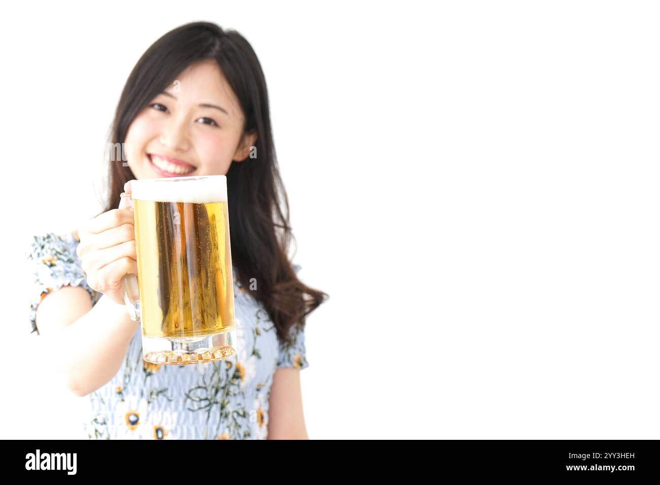 Junge Frau trinkt Bier im Biergarten Stockfoto