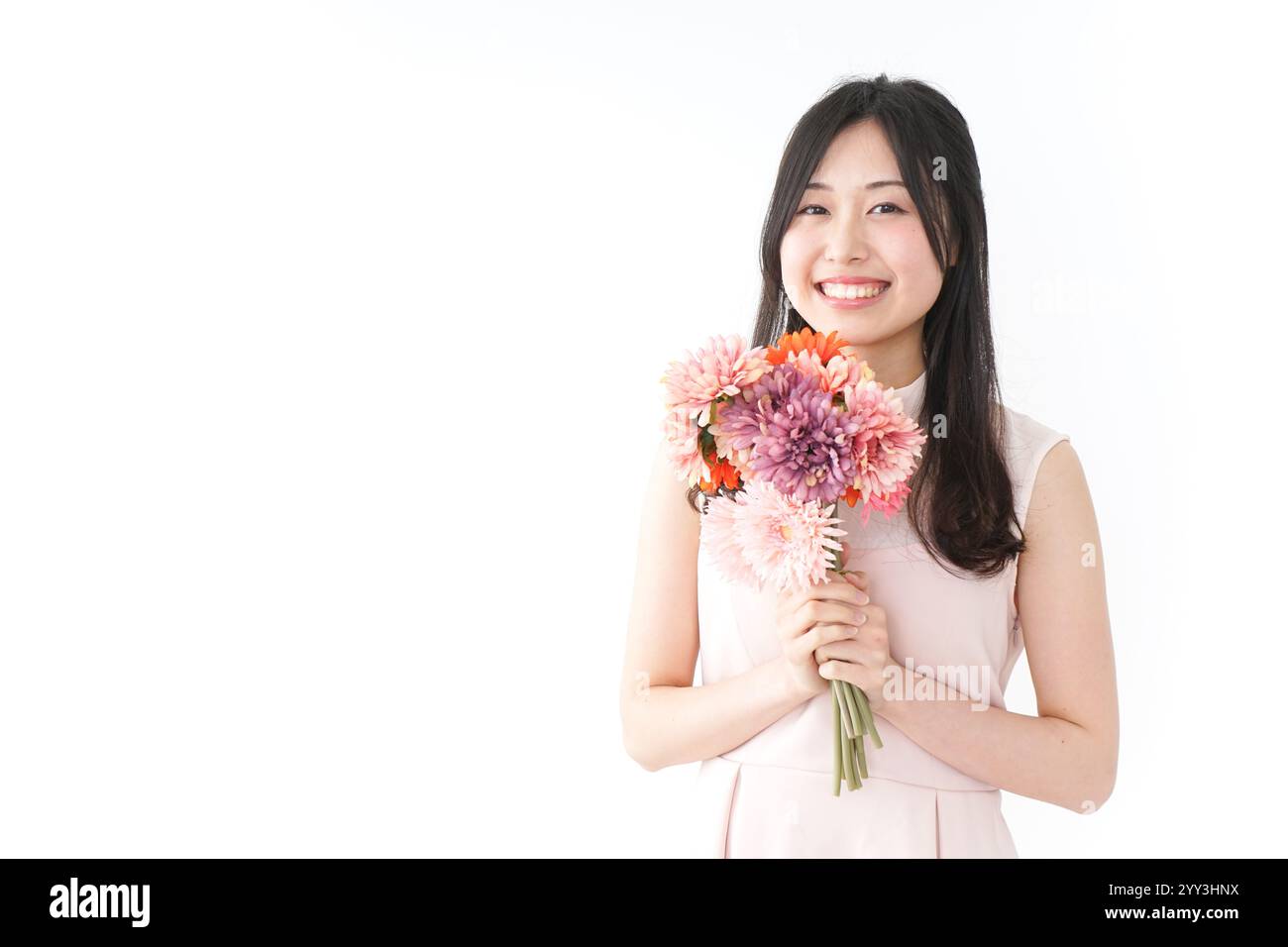 Frau schenkt Blumen Muttertag Stockfoto