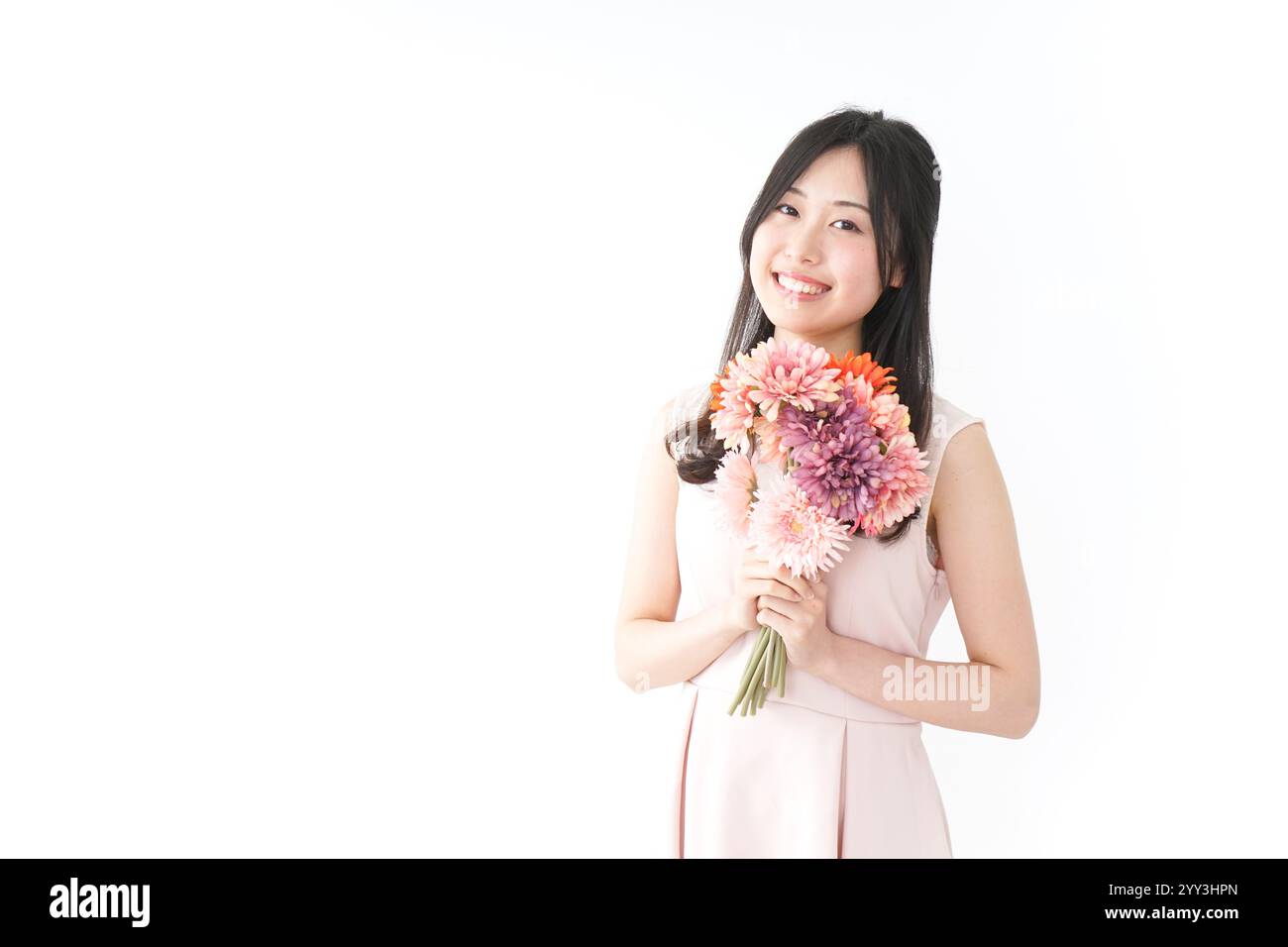 Frau schenkt Blumen Muttertag Stockfoto