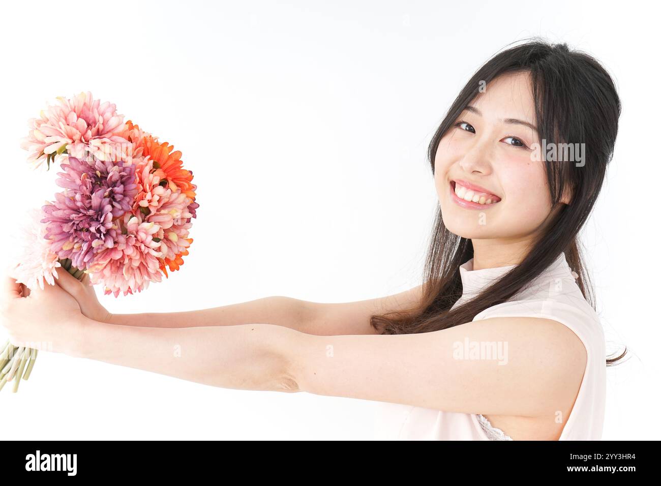 Frau schenkt Blumen Muttertag Stockfoto