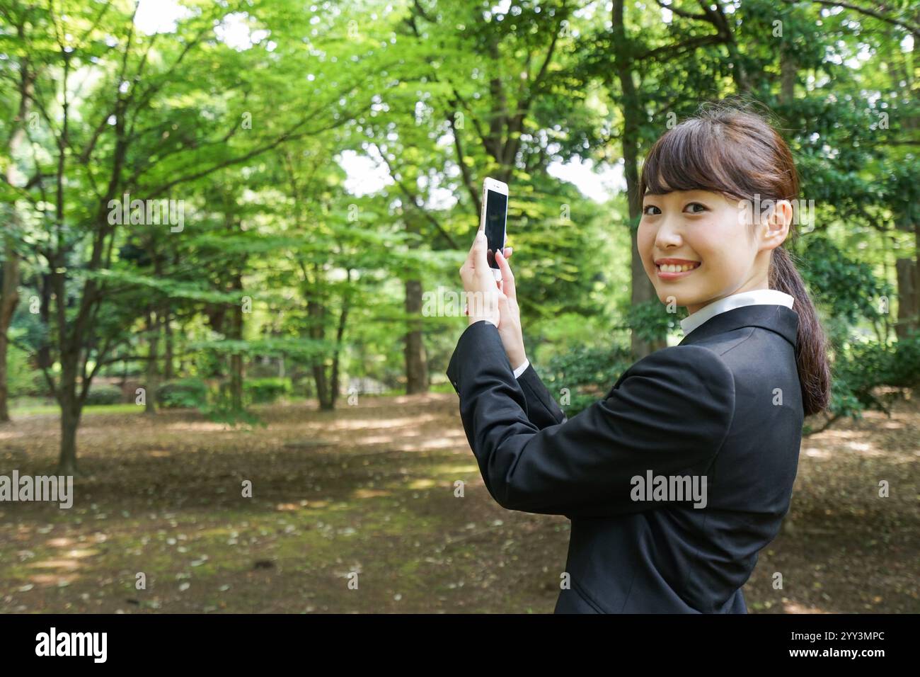 Jobjäger und Geschäftsfrauen, die Fotos mit einem Smartphone machen Stockfoto