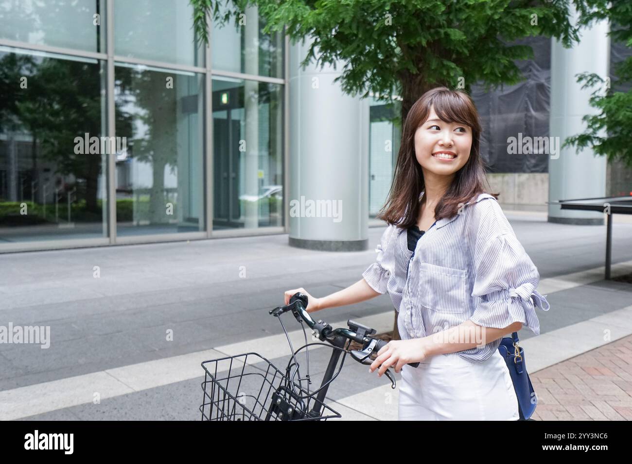 Frau, die ein Fahrrad schieben Stockfoto