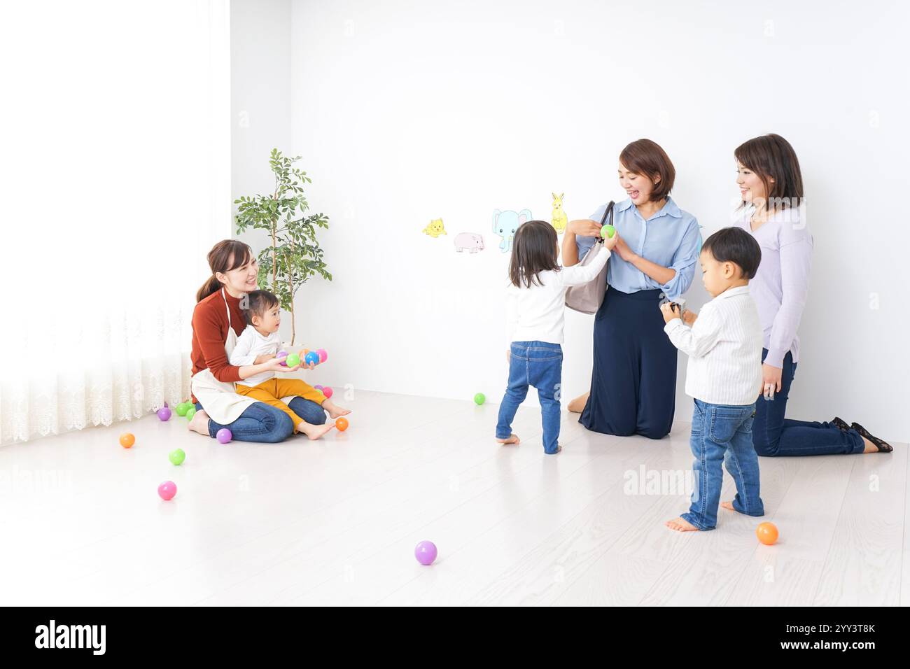 Geschäftsfrau, die ein Kind in den Kindergarten bringt Stockfoto