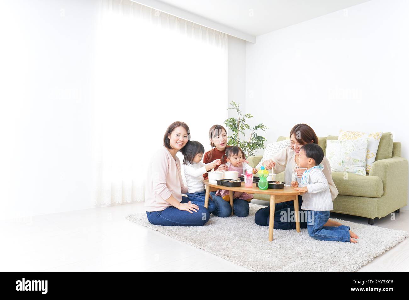 Mütter und Kinder haben eine Mittagspause Stockfoto