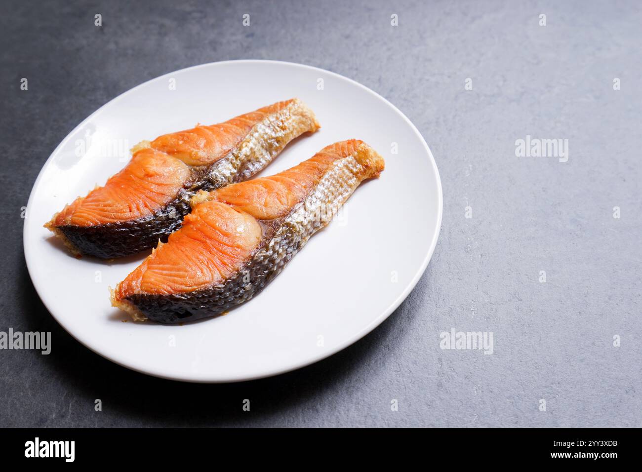 Lachs gegrillt mit Salz Stockfoto