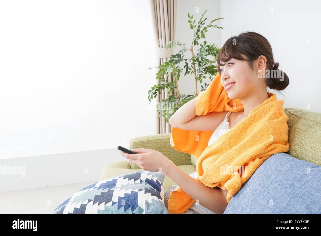 Frau, die zu Hause Fernsehen schaut Stockfoto