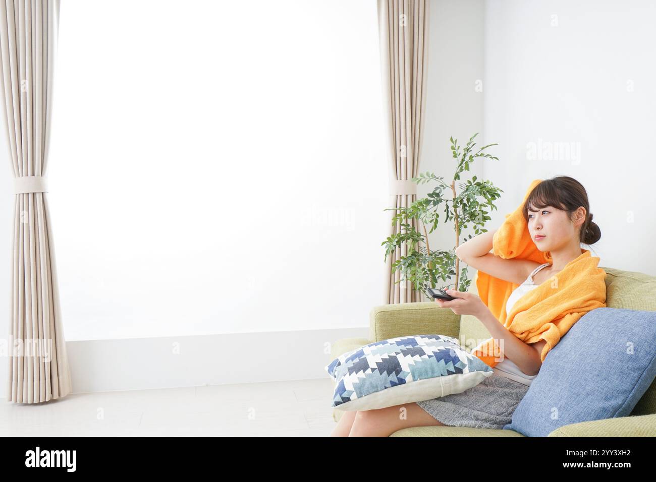 Frau, die zu Hause Fernsehen schaut Stockfoto