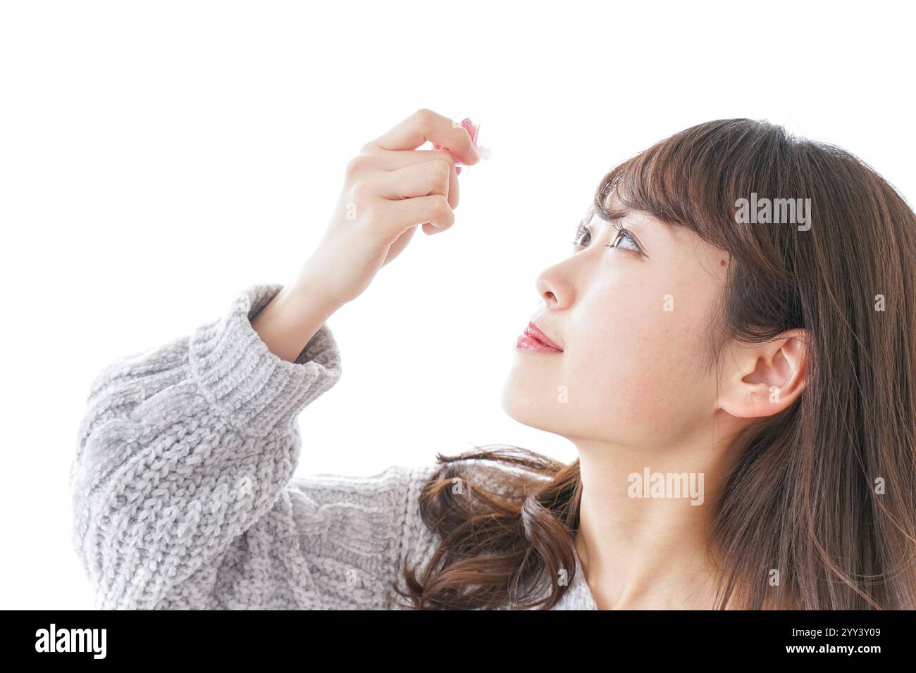 Frau mit Augentropfen Stockfoto