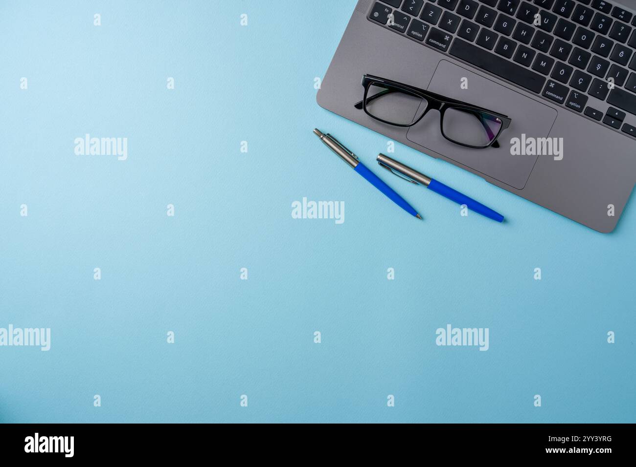 Blick von oben auf den blauen Schreibtisch mit Laptop und Zubehör. Business-Konzept für flache Lagen Stockfoto