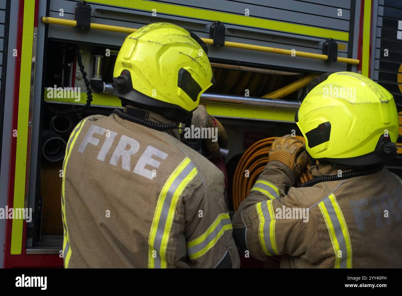 Aktenfoto vom 02/24 von Feuerwehrleuten, die während einer Londoner Feuerwehr in der Poplar Fire Station in London eine Übungsübung durchlaufen. Feuerwehrleute haben vor einem „besorgniserregenden“ Anstieg von Hausbränden durch wiederaufladbare elektronische Geräte gewarnt. Die Schotten wurden gewarnt, beim Laden von Telefonen, Laptops, E-Bikes und Vapes vorsichtig zu sein, wobei 26 Brände an solchen Geräten über 2024 gemeldet wurden. Ausgabedatum: Donnerstag, 19. Dezember 2024. Stockfoto