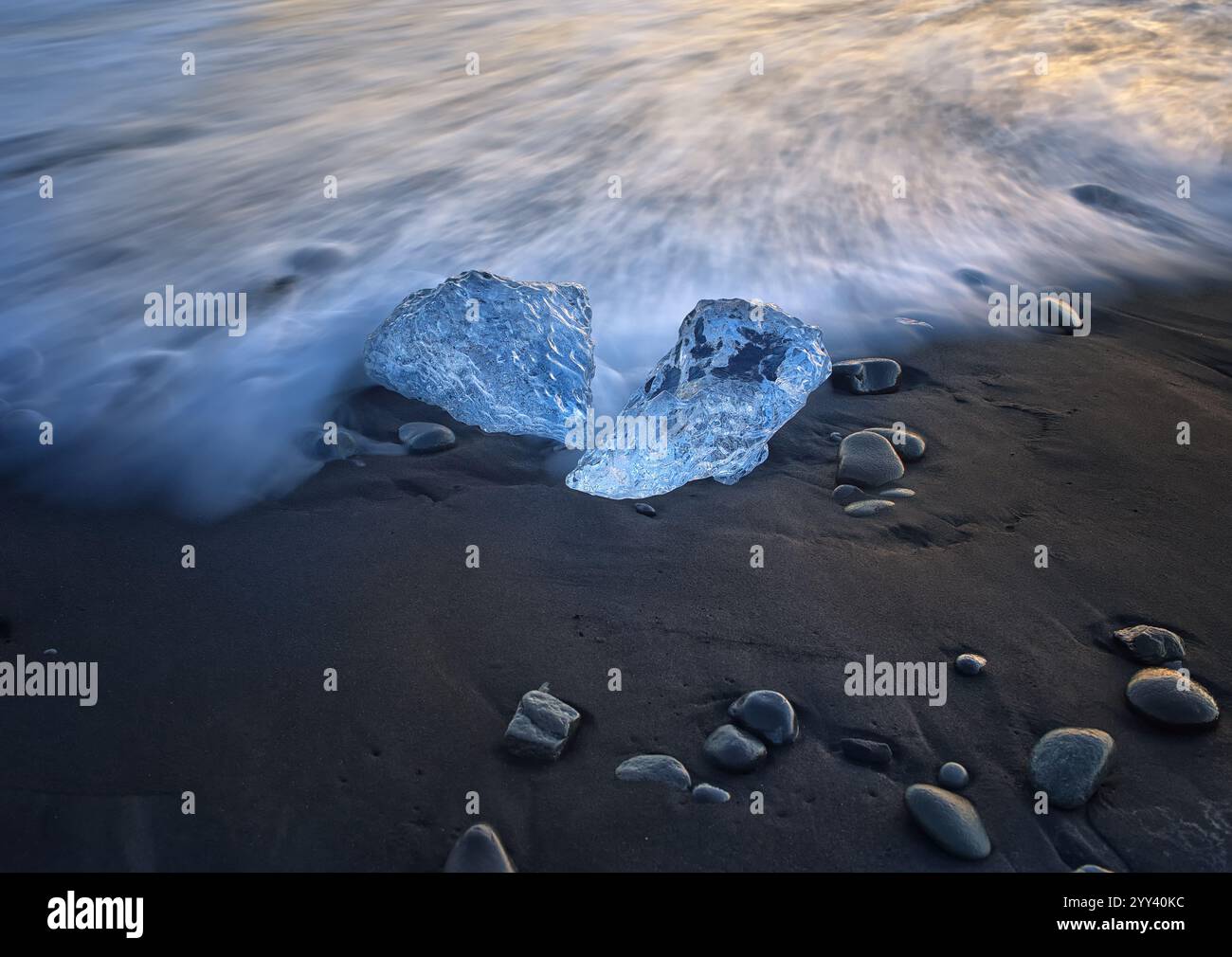 Gletschereis wurde am Diamond Beach, Island, ans Ufer gespült. Stockfoto