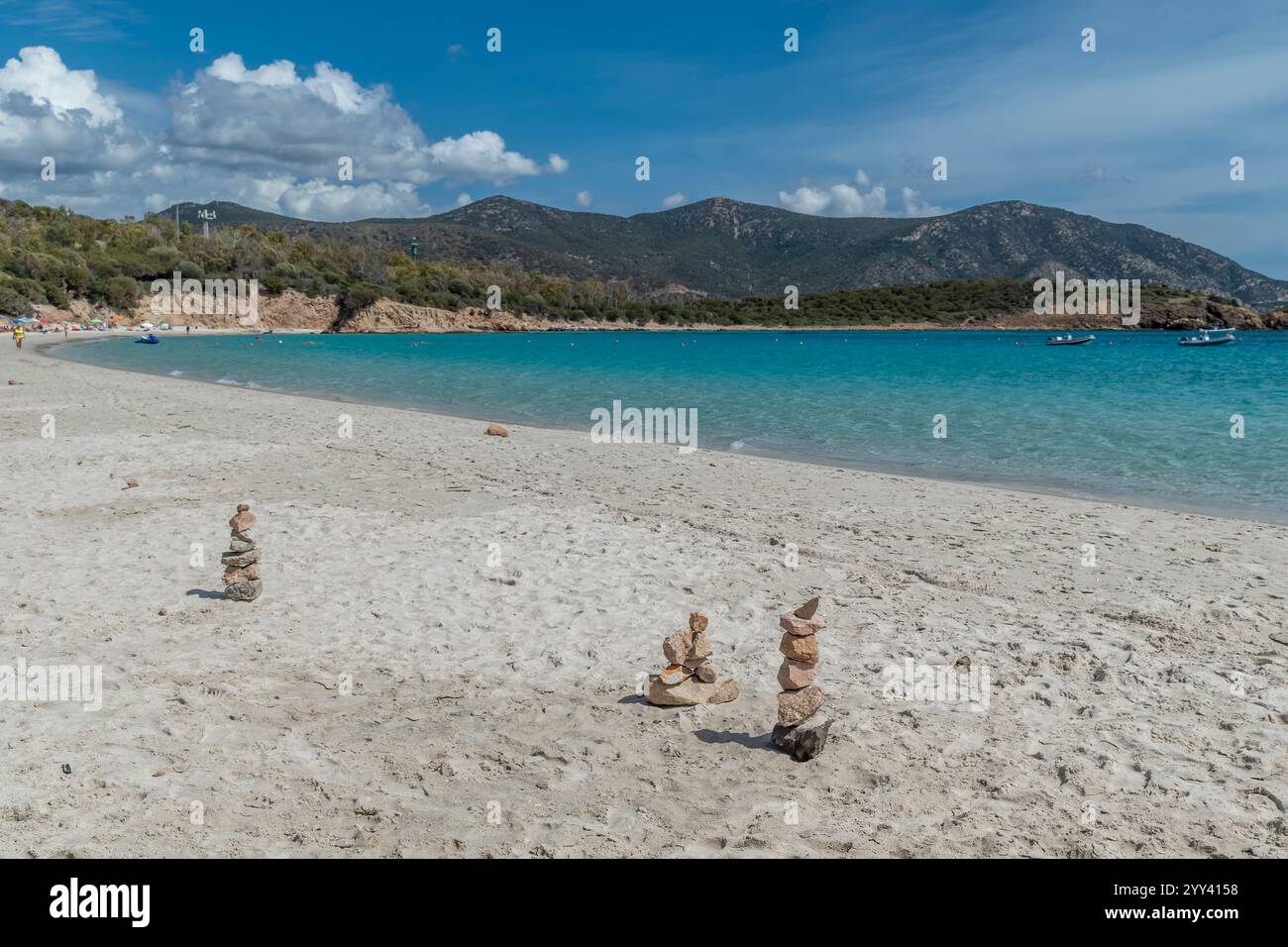 Steinhaufen am langen Sandstrand von Porto Tramatzu, Teulada, Italien Stockfoto