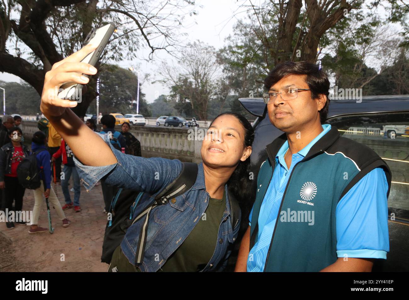 Kalkutta, Indien. Dezember 2024. Eine junge Frau Hockey spielt Selfie mit Padma Shri Dr. Dilip Kumar Tirkey, Präsident von Hockey India, während Padma Shri Dr. Dilip Kumar Tirkey, Präsident von Hockey India, am 18. Dezember 2024 in Kalkutta besuchte. Bilder von Debajyoti Chakraborty. (Foto: Debajyoti Chakraborty/News Images) Credit: News Images LTD/Alamy Live News Stockfoto