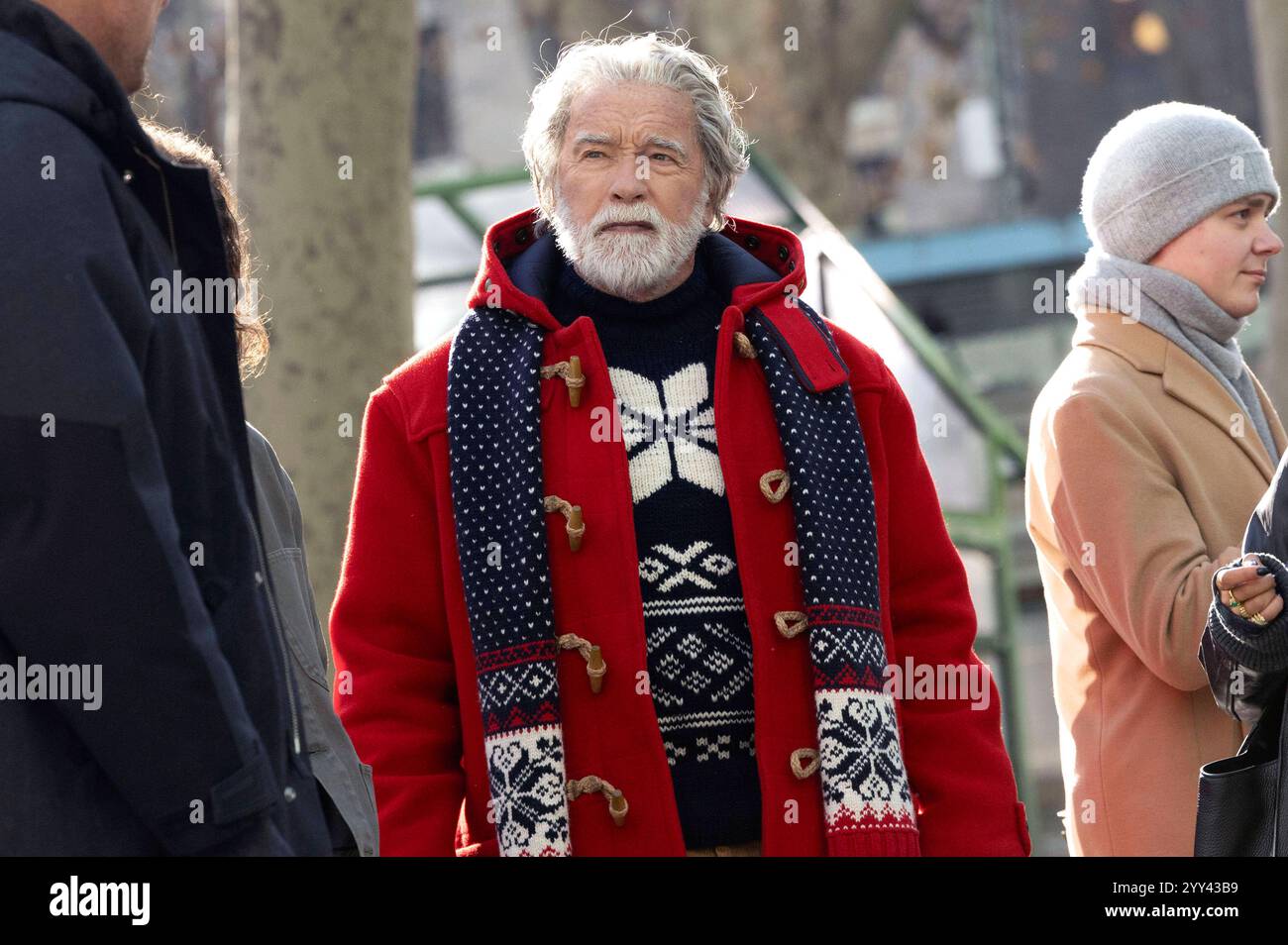 Arnold Schwarzenegger als Weihnachtsmann bei den Dreharbeiten zum Amazon MGM Studios Film The man with the Bag im Bryant Park. New York, 18.12.2024 *** Arnold Schwarzenegger als Weihnachtsmann während der Dreharbeiten des Films The man with the Bag in Bryant Park New York, 18 12 2024 Foto:XM.xCranex/xFuturexImagex schwarzenegger 4225 Stockfoto