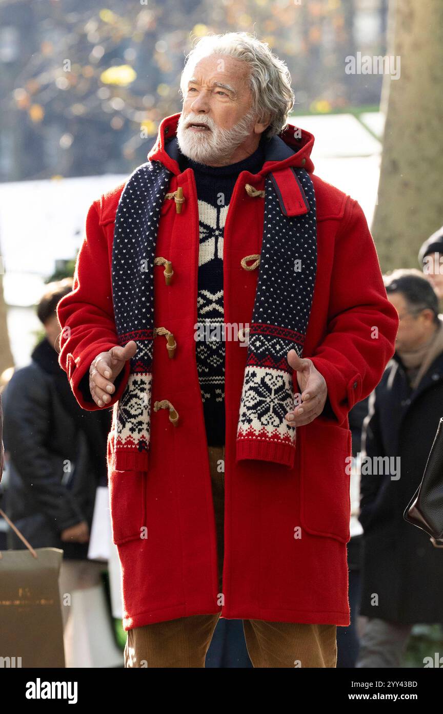 Arnold Schwarzenegger als Weihnachtsmann bei den Dreharbeiten zum Amazon MGM Studios Film The man with the Bag im Bryant Park. New York, 18.12.2024 *** Arnold Schwarzenegger als Weihnachtsmann während der Dreharbeiten des