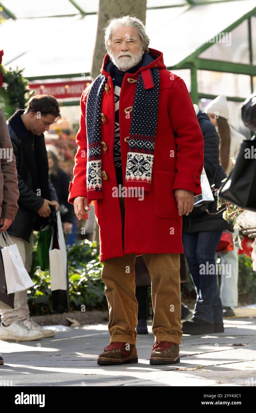 Arnold Schwarzenegger als Weihnachtsmann bei den Dreharbeiten zum Amazon MGM Studios Film The man with the Bag im Bryant Park. New York, 18.12.2024 *** Arnold Schwarzenegger als Weihnachtsmann während der Dreharbeiten des Films The man with the Bag in Bryant Park New York, 18 12 2024 Foto:XM.xCranex/xFuturexImagex schwarzenegger 4207 Stockfoto