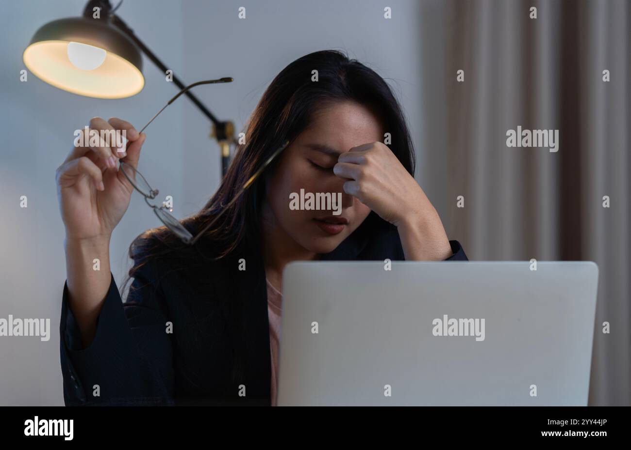 Müde junge asiatische Frau fühlt Schmerzen Augenanstrengung in der Hand Brille reiben trockene gereizte Augen müde von der Computerarbeit Stockfoto