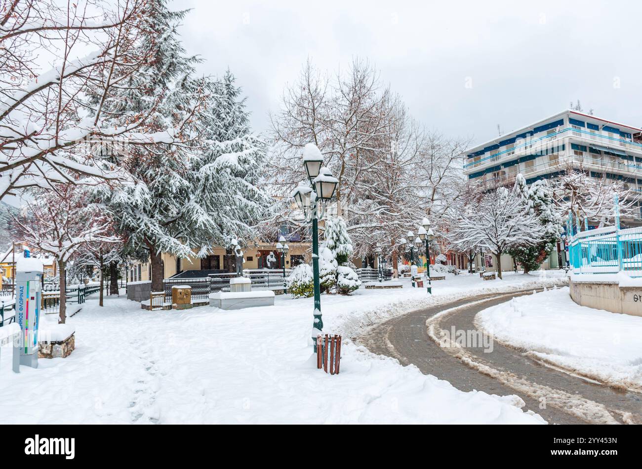 Stadt Florina und Sakoulevas Fluss. Τhe wunderschöne Stadt Nordgriechenland mit neoklassizistischen Gebäuden und der herausragenden Naturlandschaft. Stockfoto