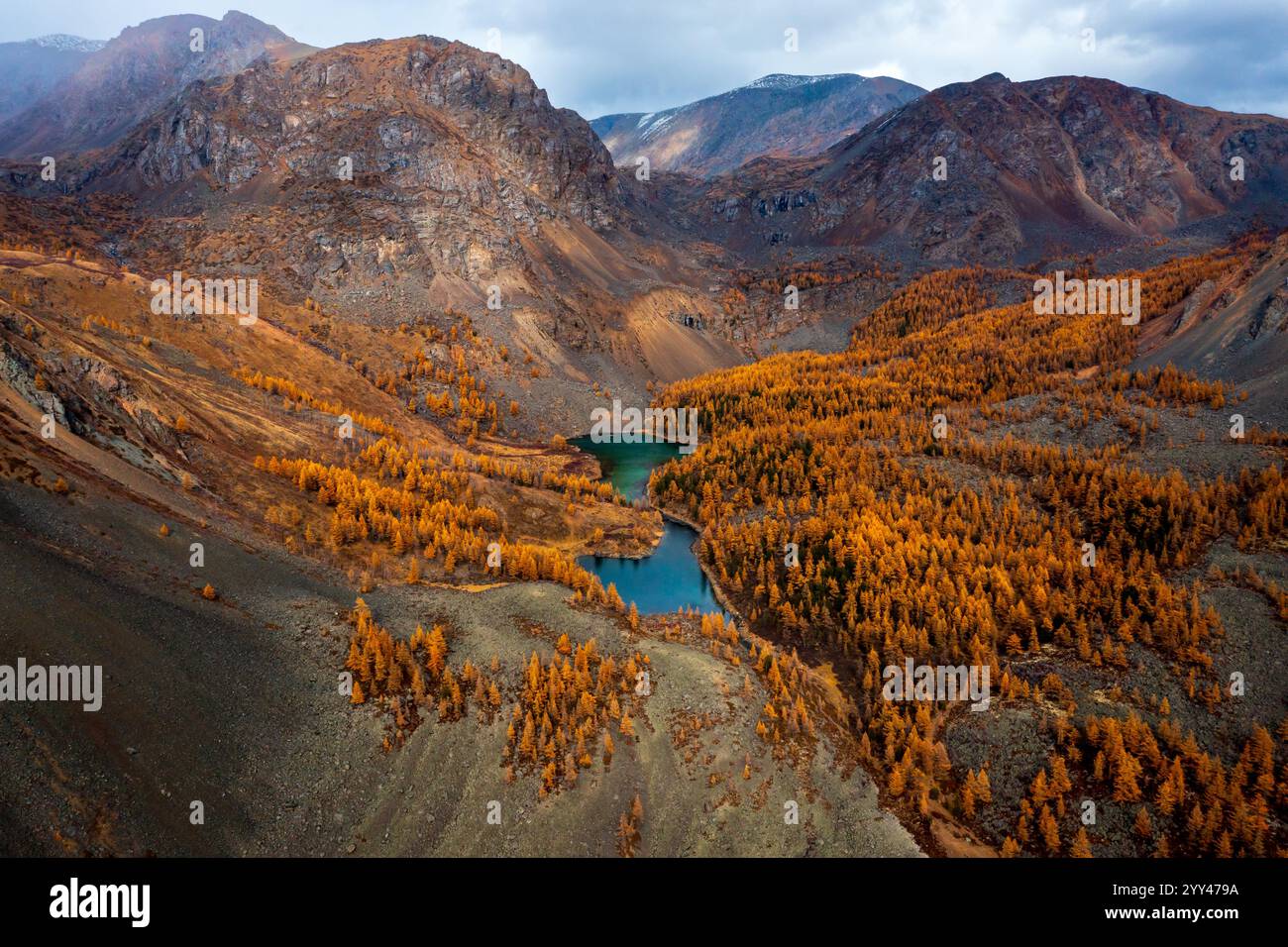 Luftlandschaft mit malerischen Bergen im Herbst mit farbenfrohen Wäldern und blauem See. Stockfoto