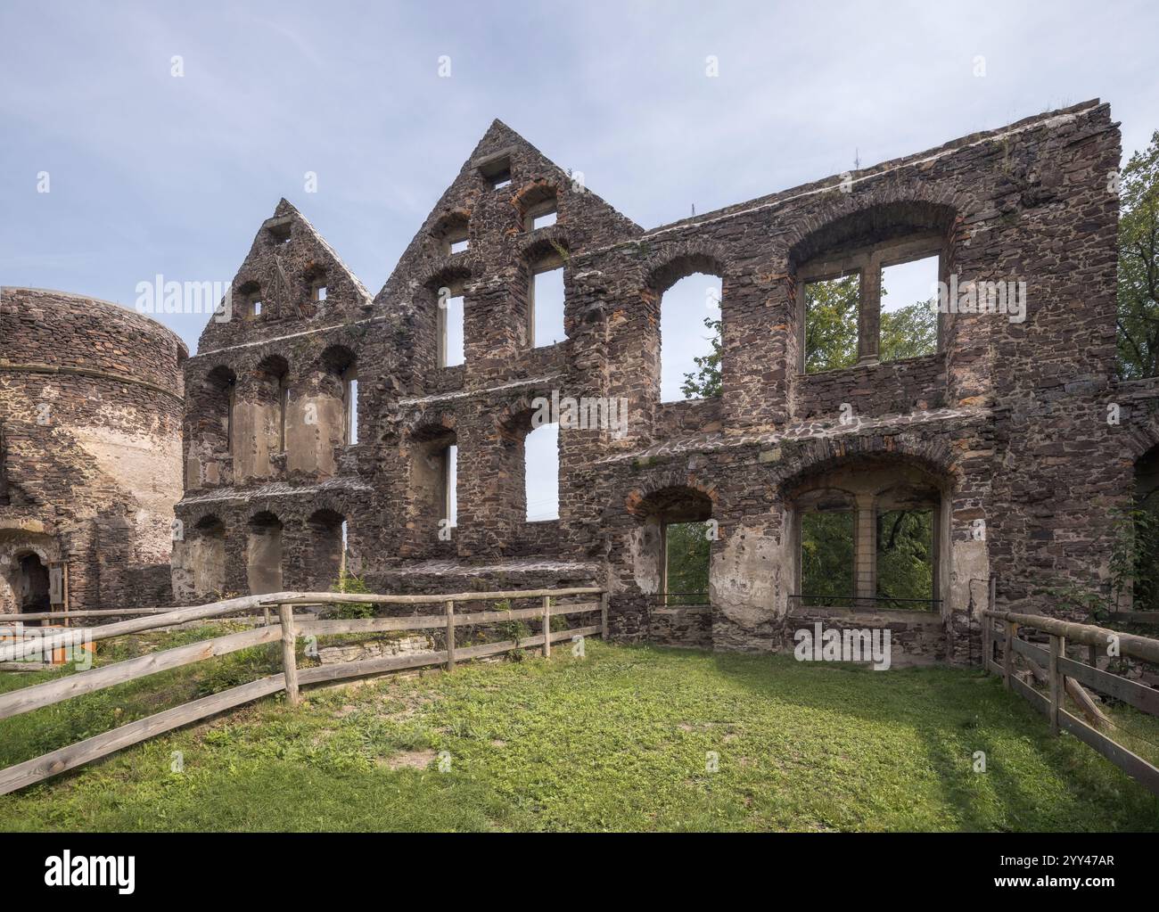 Erkunden Sie die bezaubernden Ruinen der Burg Swiny in Polen, ein natürliches historisches Juwel. Stockfoto