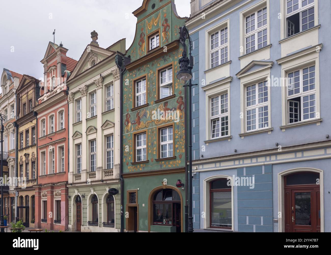 Lebendige architektonische Details unterstreichen das Erbe Poznans entlang der bezaubernden Straße in Polen Stockfoto