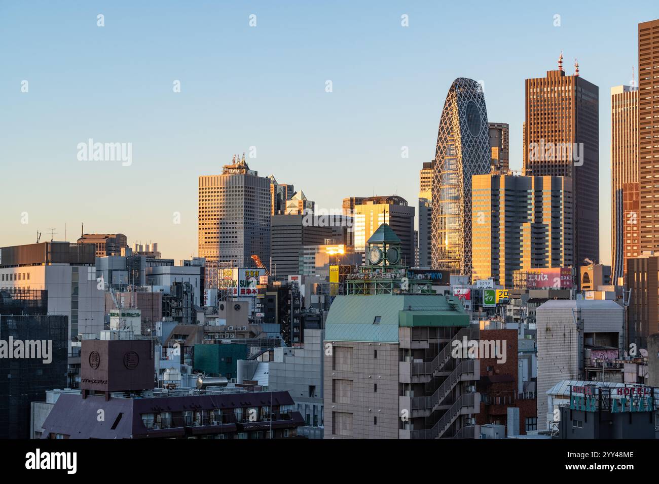 Blick auf die Hochhäuser in Tokio, Japan während des farbenfrohen Sonnenaufgangs am Morgen Stockfoto