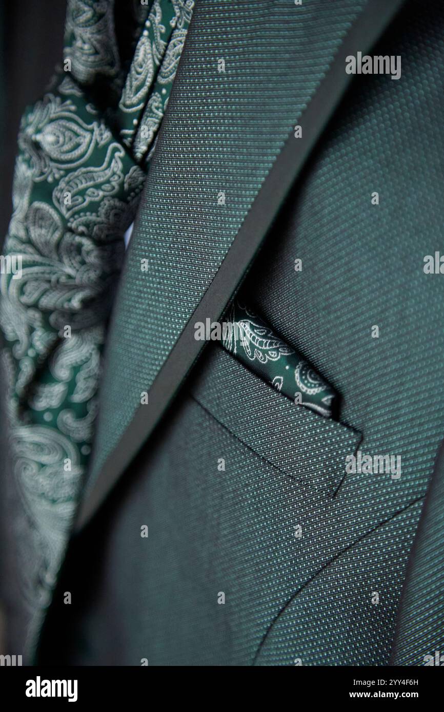 Nahaufnahme eines raffinierten Anzugs mit einer Krawatte und einem Taschenquadrat. Das komplizierte Design unterstreicht Eleganz und Liebe zum Detail, Perf Stockfoto