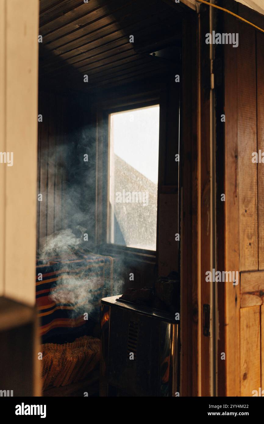 Innere der Holzsauna mit Dampfbad Stockfoto