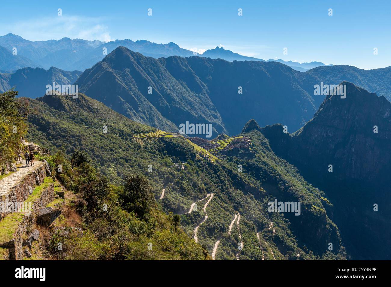 Menschen wandern auf dem Inka Trail vom Sonnentor nach Machu Picchu, Cusco, Peru. Stockfoto
