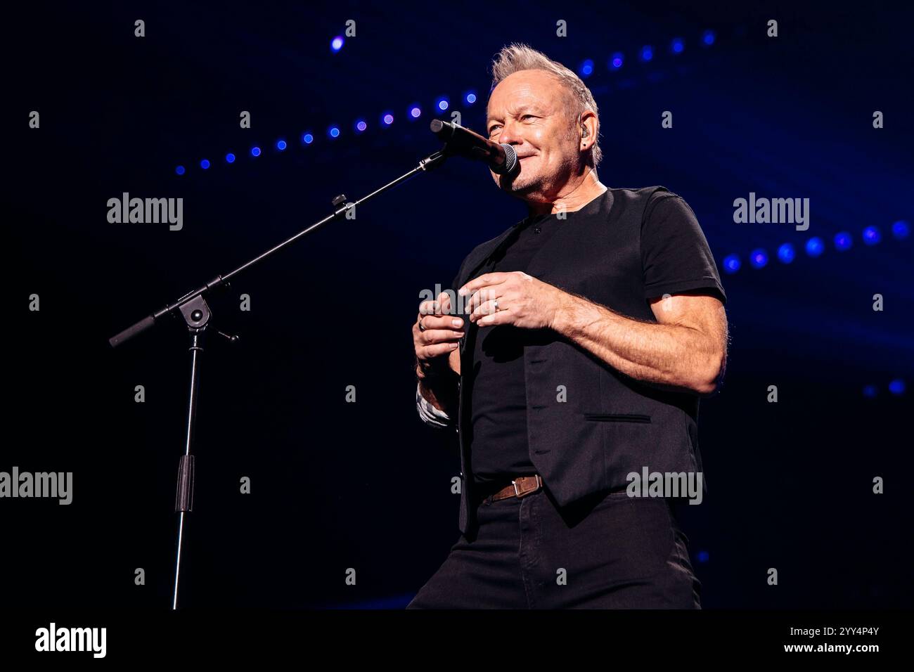 Nick van Eede von Cutting Crew live bei der 30. Nacht der Proms 2024 in der Messehalle. Erfurt, 18.12.,2024 Stockfoto