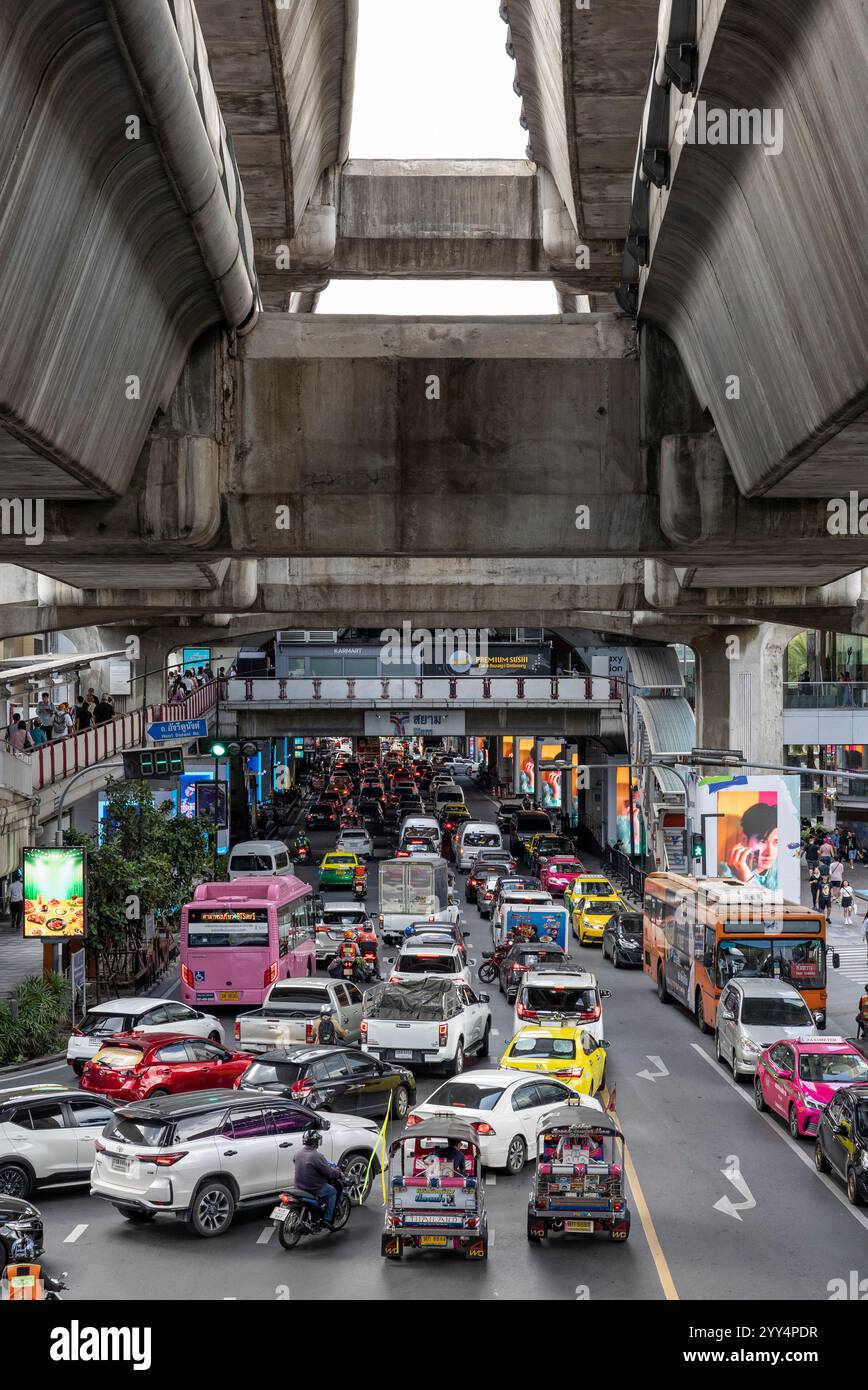 Bangkok, Thailand City Stau unter Schichten der Bangkok Skytrain Railway Stockfoto