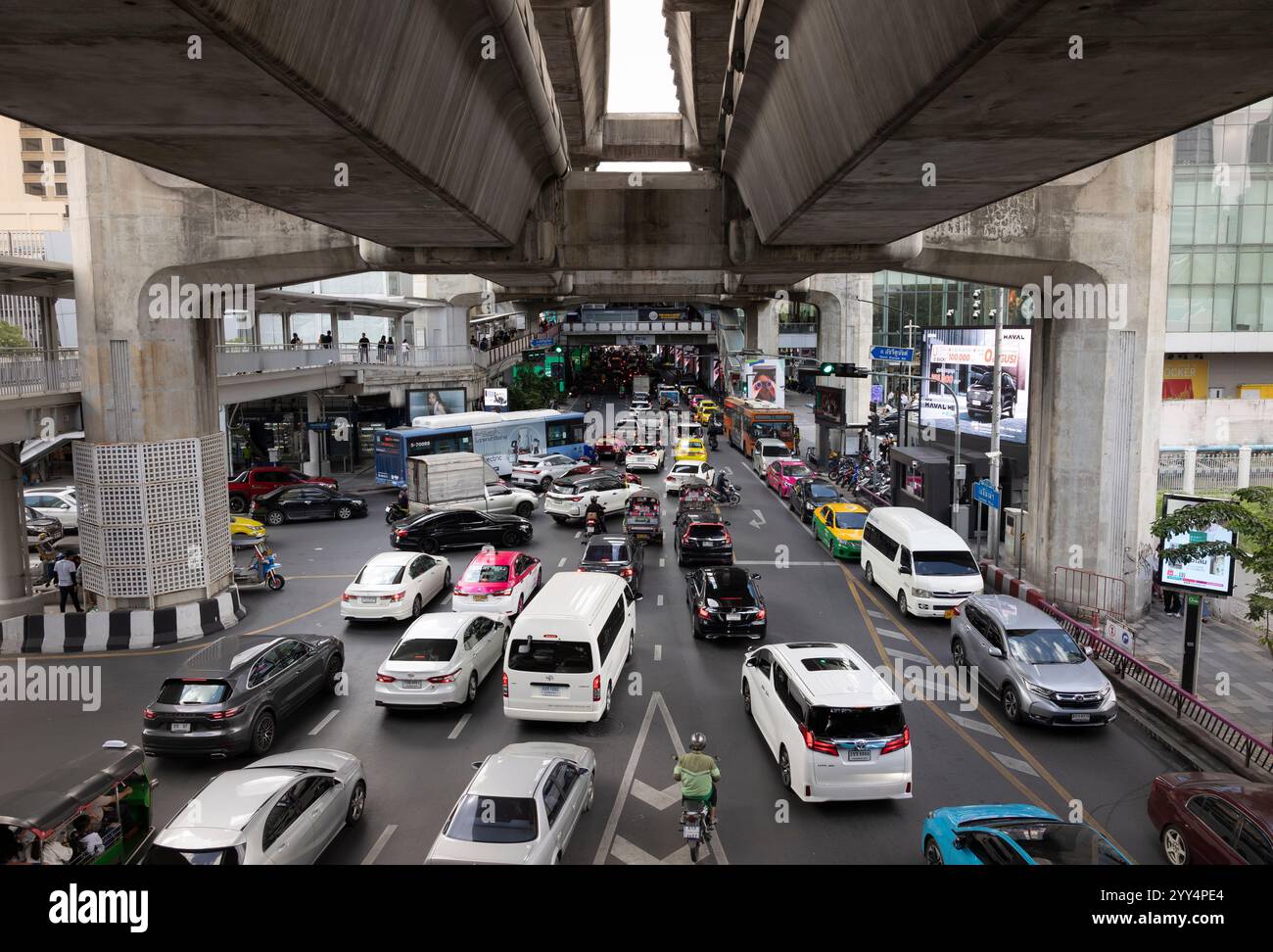 Bangkok, Thailand City Stau unter Schichten der Bangkok Skytrain Railway Stockfoto