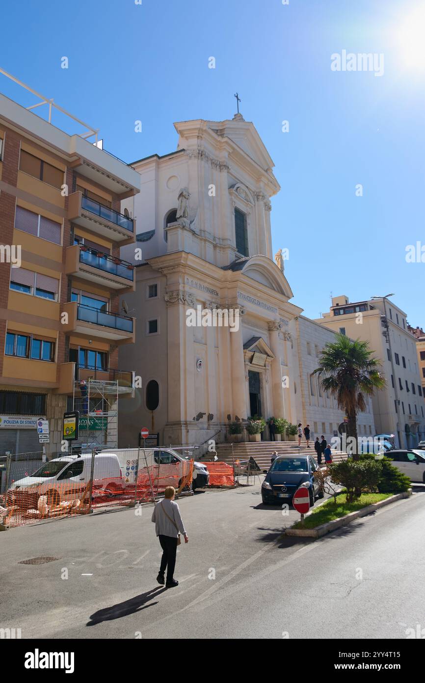 Civitavecchia. Italia - 19. Dezember 2024: Ein sonniger Tag in Civitavecchia, Italien, mit einer historischen Kirche und einer städtischen Umgebung. Konzept: Geschichte, Stockfoto