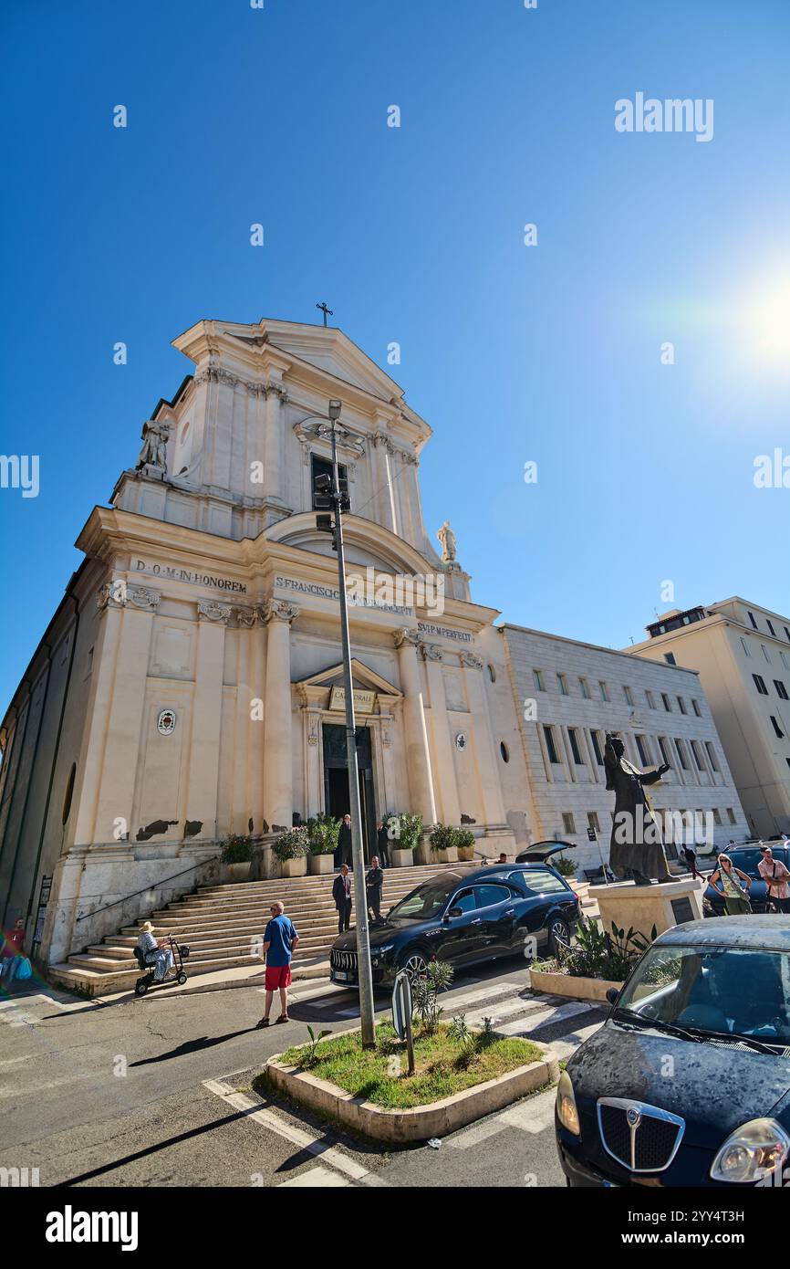 Civitavecchia. Italia - 19. Dezember 2024: Malerische Szene einer historischen Kirche in Civitavecchia, Italien, mit modernen urbanen Elementen. Konzept: Hist Stockfoto