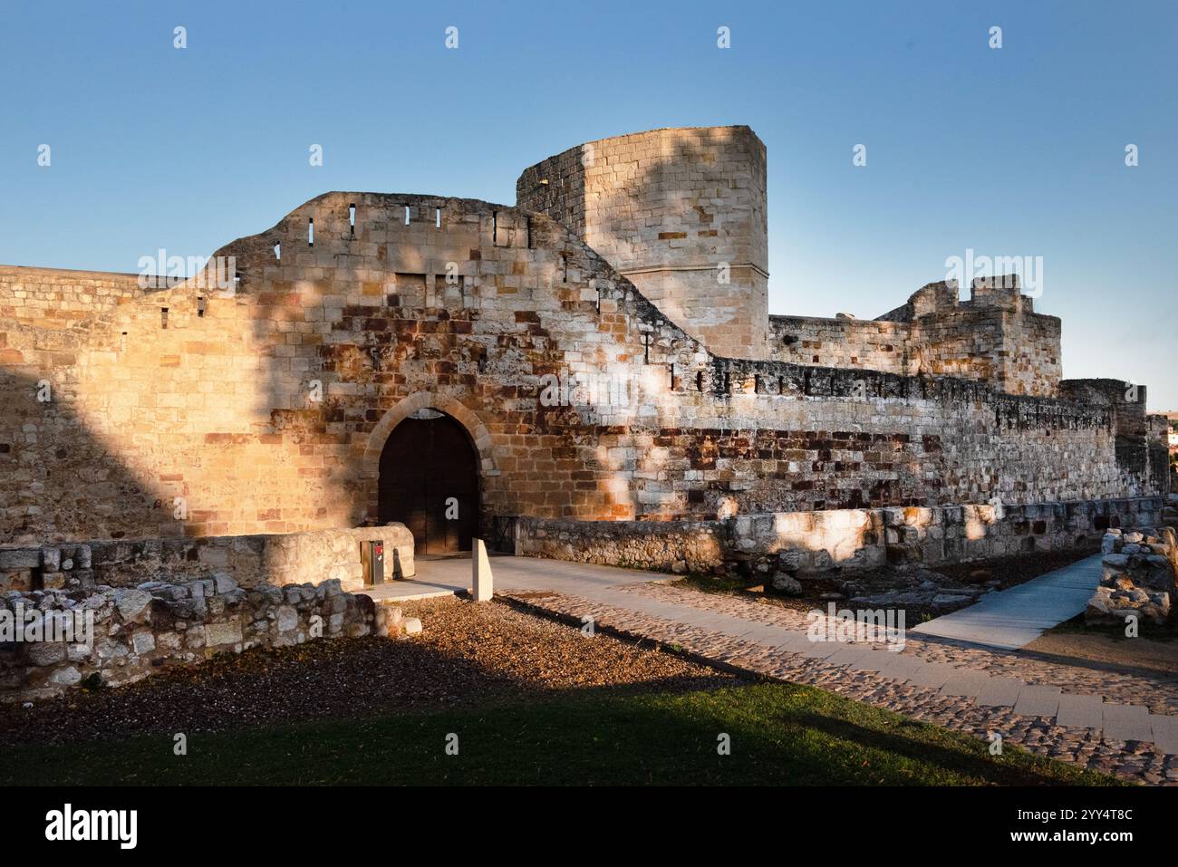 Zamora liegt am Fluss Duero im Nordwesten Spaniens. Es hat ein wunderbares mittelalterliches Viertel und ein industrielles Erbe am Fluss. Das Osterfest ist riesig Stockfoto