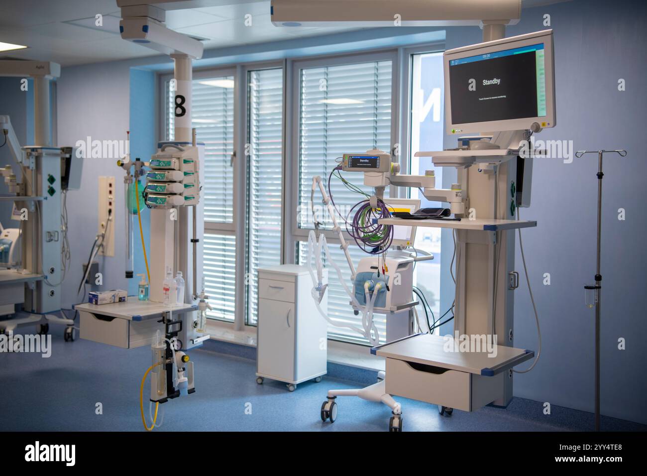 Moderne Technik in Intensivstationen mit verschiedenen Geräten und Geräten. Vitalparameter-Monitor. Institut für Neurochirurgie. Belgrad, Serbien Stockfoto