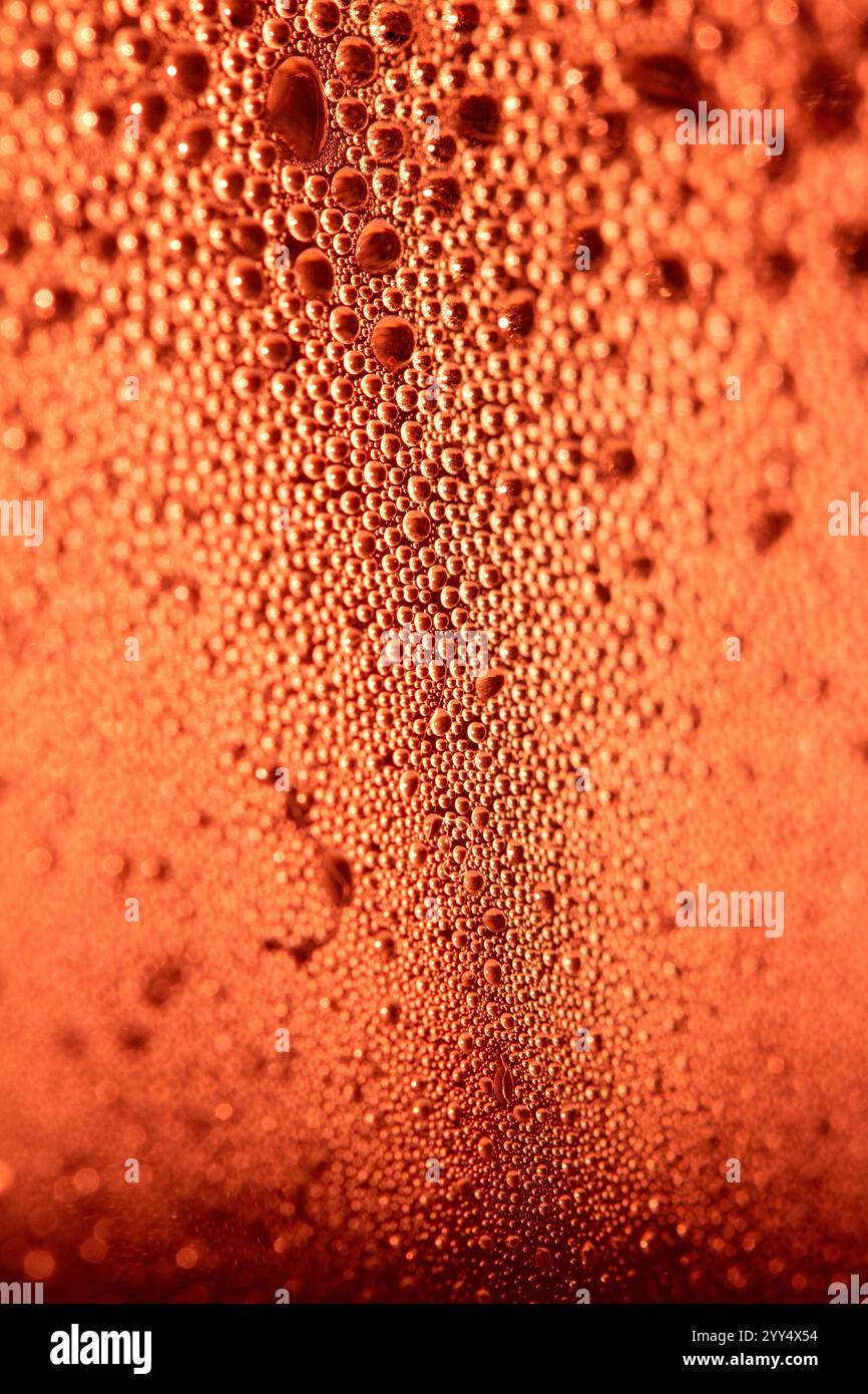 Nahaufnahme von Kondensationswasser schwimmende flüssige Wasserblasen und Tropfen auf Glas von Regen Stockfoto