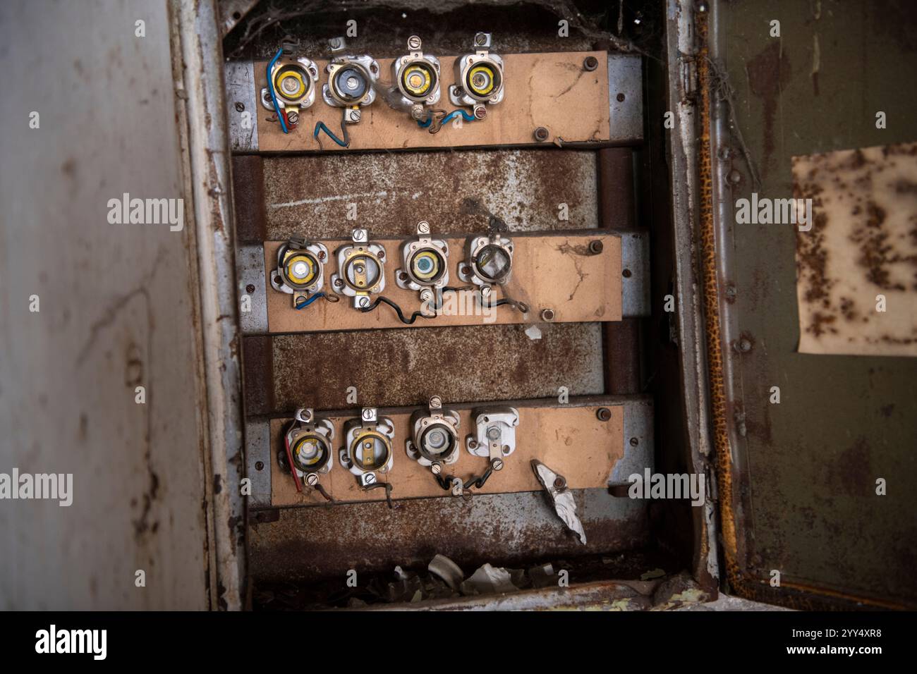 Alter Sicherungskasten in einer verlassenen Industriehalle Stockfoto