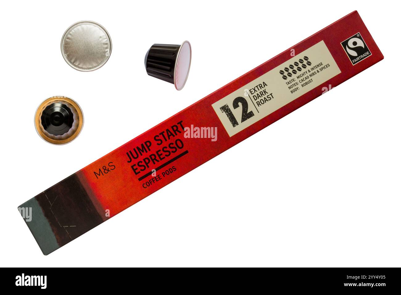 Schachtel Jump Start Espresso Kaffeepads von M&S extra dunkler Röstung mit 3 drei Kapseln isoliert auf weißem Hintergrund entfernt Stockfoto