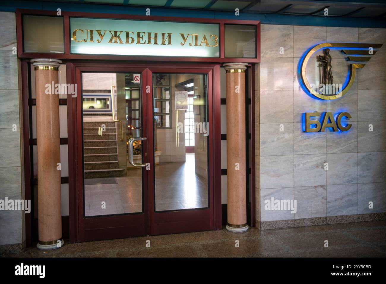 Eingangstür zu den offiziellen Räumlichkeiten des Hauptbusbahnhofs Belgrad (Glavna autobuska stanica), Hauptbusterminal der serbischen Hauptstadt. Belgrad Stockfoto