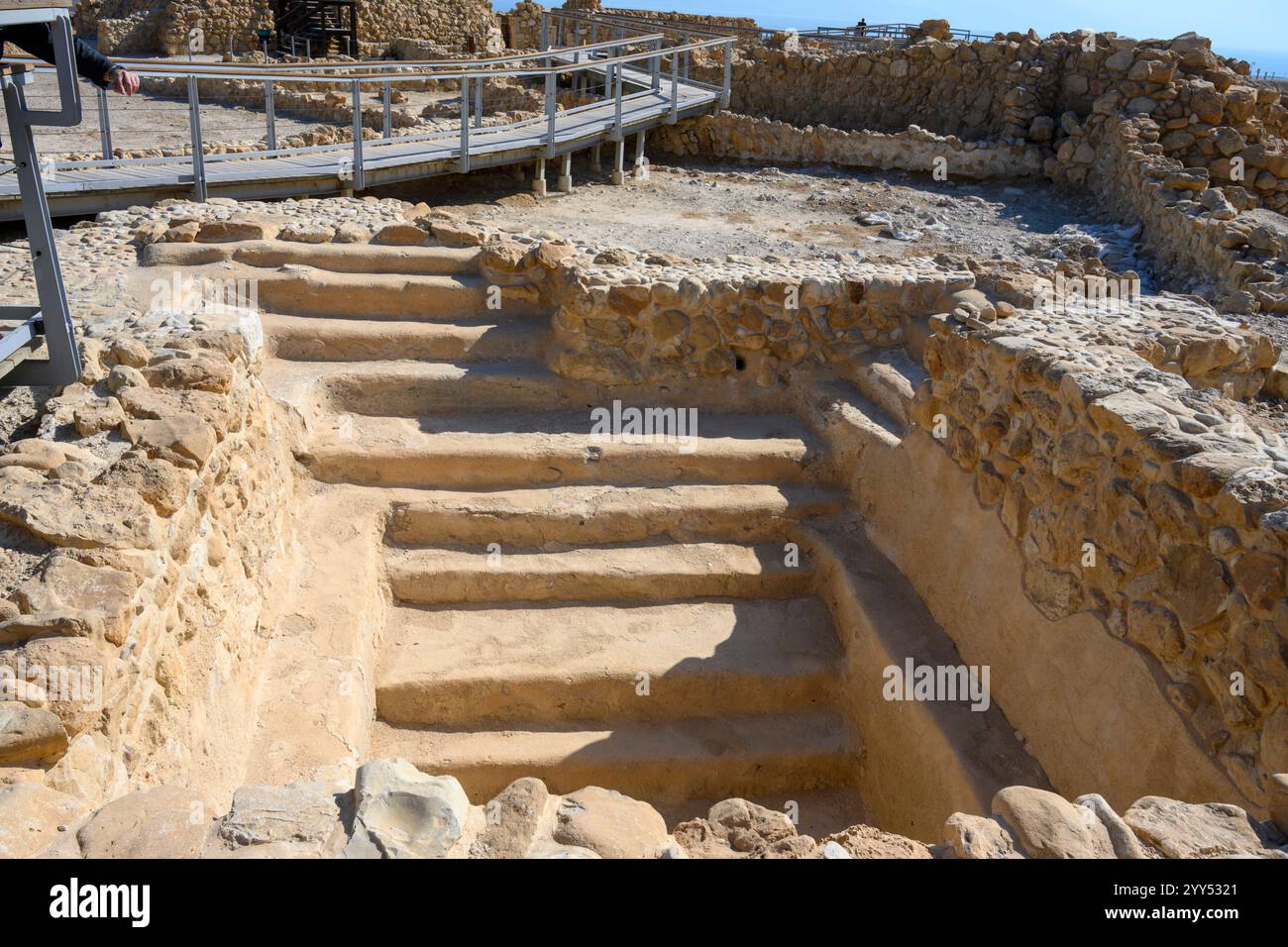 Ein jüdisches Ritualbad in Qumran an der archäologischen Stätte am Ufer des Toten Meeres, im Westjordanland, Israel Qumran wurde von einer jüdischen Sekte der Stadt bewohnt Stockfoto