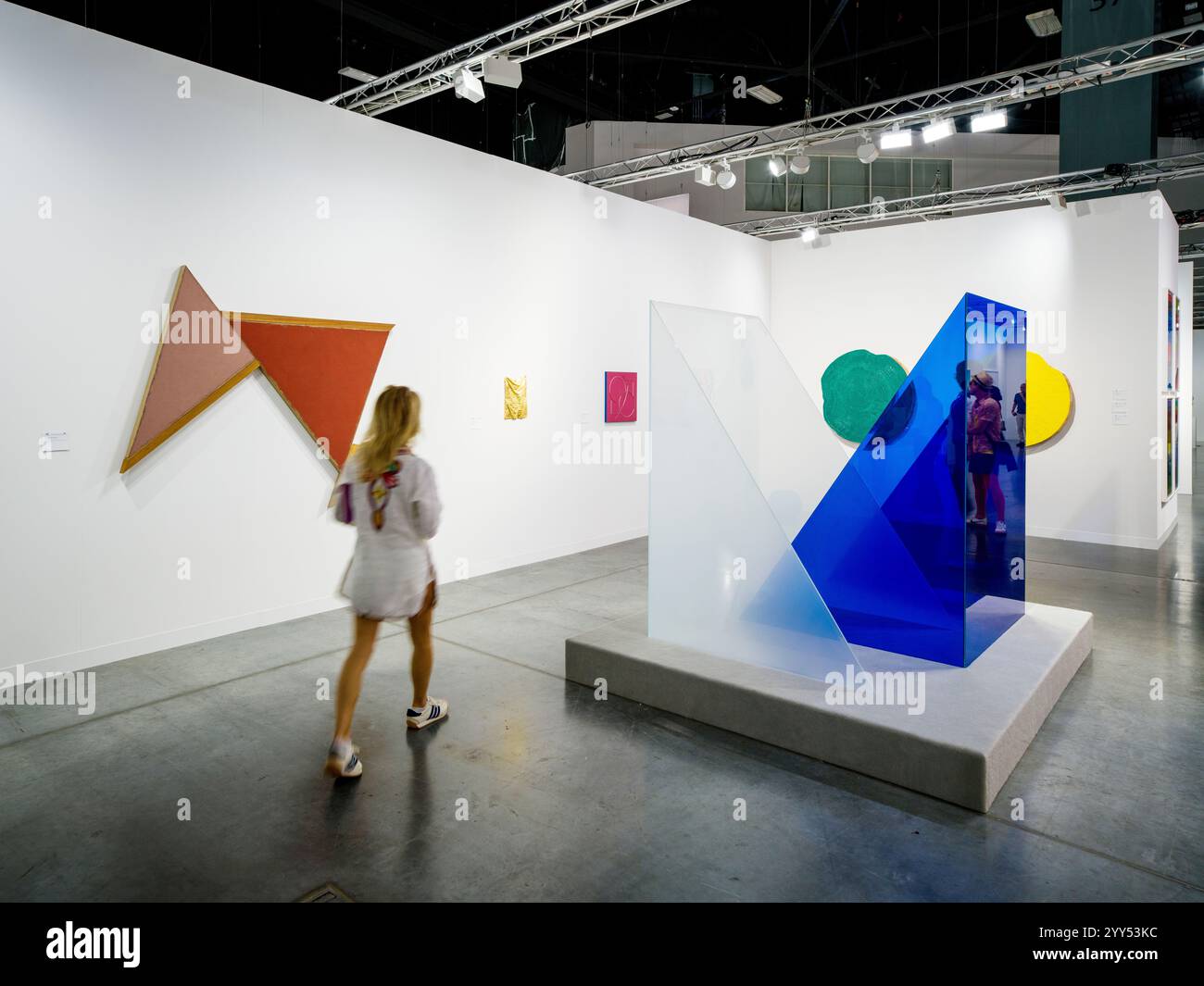 Die Art Basel Miami Beach ist eine internationale Kunstmesse, die Miami jährlich zu einem globalen Kulturzentrum macht. Diese prestigeträchtige Veranstaltung ist nicht weit entfernt Stockfoto