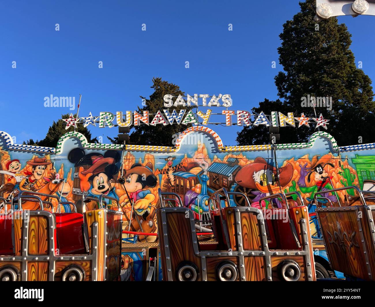 Santa's Runaway Zugfahrt für Kinder mit Disney-Zeichentrickfiguren Stockfoto