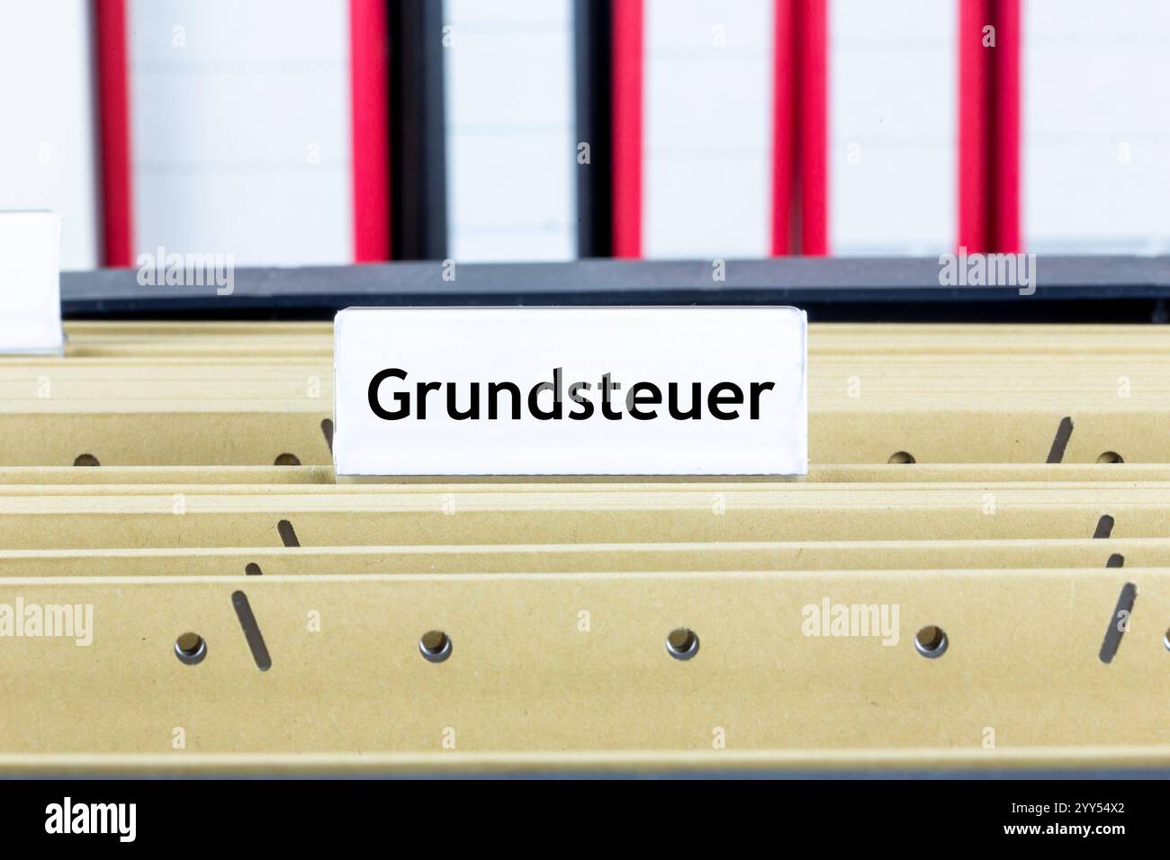 Unterschrift mit der Aufschrift GRUNDSTEUER auf einem Ordner für Suspensionsmappen (Symbolbild) Stockfoto