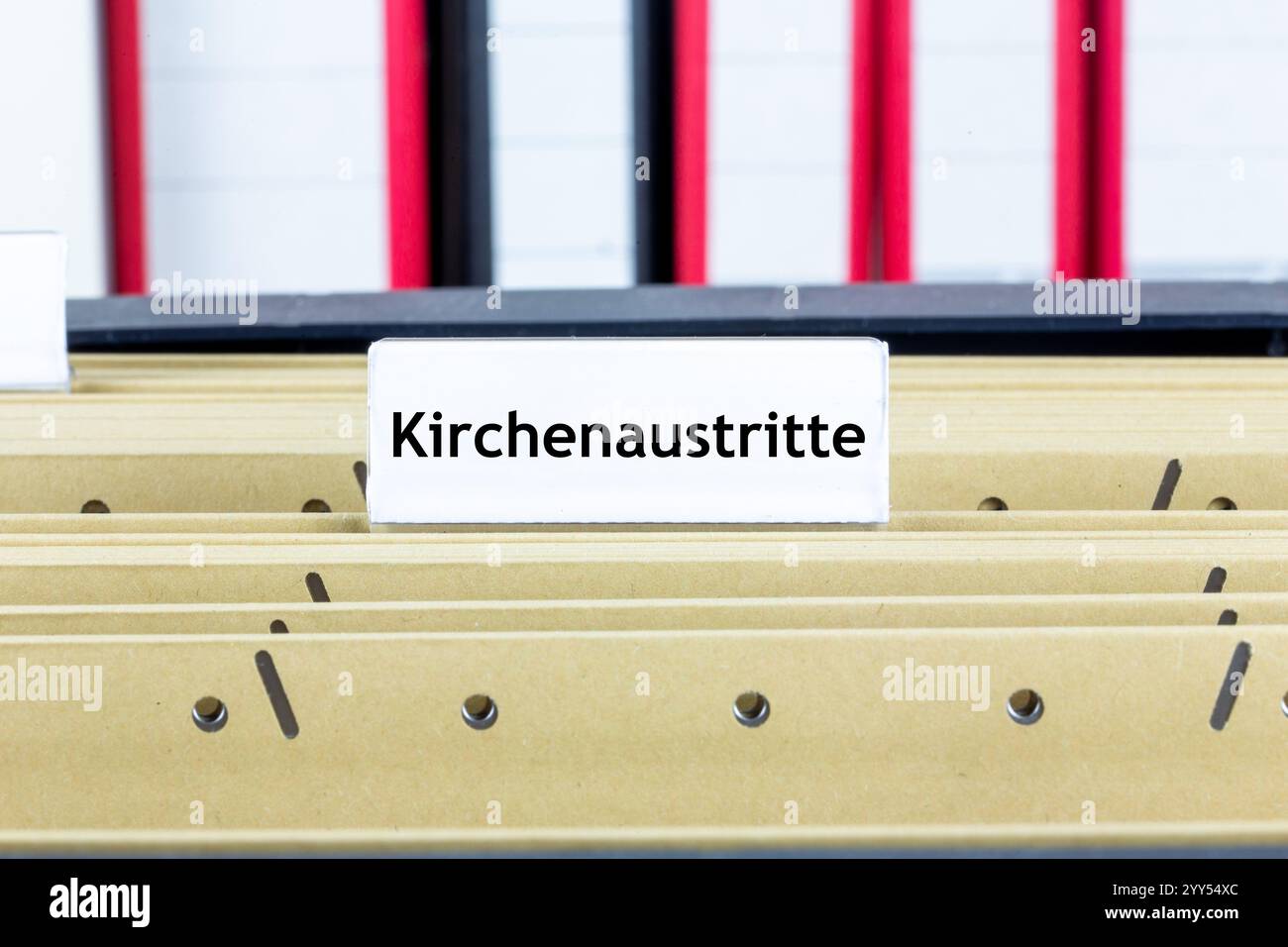 Mit der Aufschrift KIRCHENAUSTRITTE auf einem Ordner für Suspensionsdateien (Symbolbild) unterschreiben Stockfoto