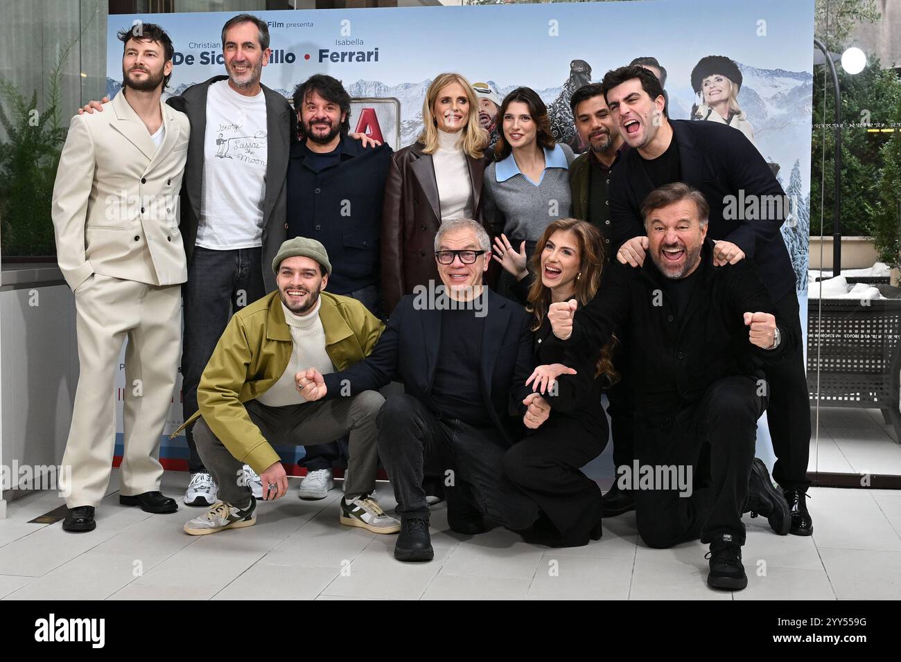 Roma, Latium. Dezember 2024. Die Besetzung während des Fotorufs des Cortina Express Films im Hotel Le Meridien Visconti, Rom, Italien, 19. Dezember Credit: massimo insabato/Alamy Live News Stockfoto